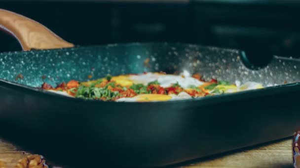 Œufs Frits Dans Cuisine Géorgienne Chirbuli Œufs Tomate Fumant Dans — Video