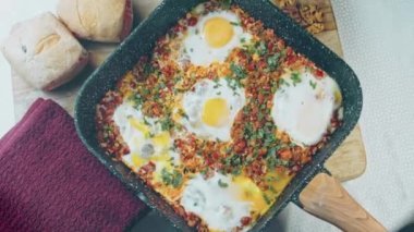 Gürcistan mutfağında kızarmış yumurta, chirbuli. Tavada domatesli yumurta..