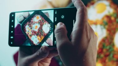 Telefonunuzla yemek fotoğrafları çekiyorsunuz. Gürcistan mutfağında kızarmış yumurta, chirbuli. Tavada domatesli yumurta..