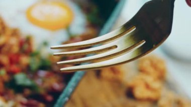 Altın çatallı chirbuli tadı, makro. Gürcistan mutfağında kızarmış yumurta, chirbuli. Tavada domatesli yumurta..