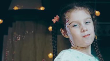 Kız mutlu bir şekilde cıvıltıyı tadıyor. Gürcistan mutfağında kızarmış yumurta, chirbuli. Tavada domatesli yumurta..