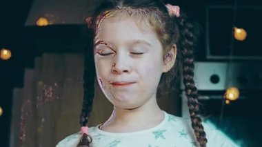 Kız mutlu bir şekilde cıvıltıyı tadıyor. Gürcistan mutfağında kızarmış yumurta, chirbuli. Tavada domatesli yumurta..