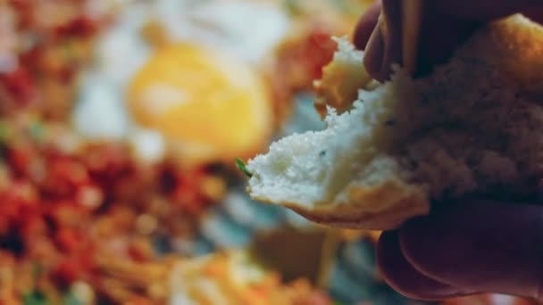 Fille Est Heureuse Goûter Chirbuli Œufs Frits Dans Cuisine Géorgienne — Video
