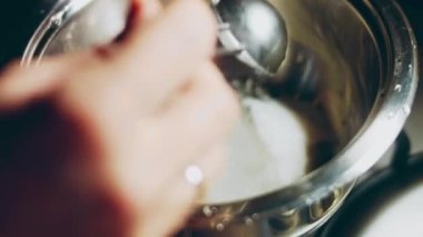 Karamel kaynama işlemi. Bir kaşıkla karıştır
