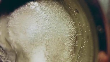 Karamel kaynama işlemi. Bir kaşıkla karıştır