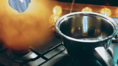 Karamel kaynama işlemi. Bir kaşıkla karıştır