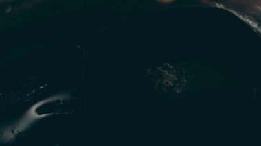 Kadın ayı şeklinde bir yumurta pişiriyor..