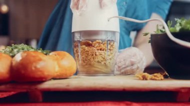 Pkhali geleneksel Gürcü yemekleri. Mor renk için pancar kullanılır. Ceviz süsleme için kullanılır..