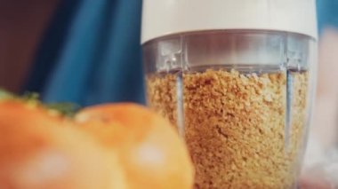 Pkhali geleneksel Gürcü yemekleri. Mor renk için pancar kullanılır. Ceviz süsleme için kullanılır..