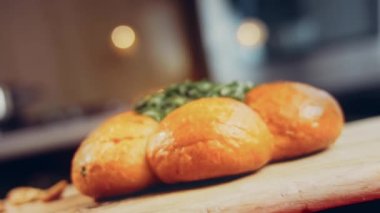 Yeşillik ve sarımsaklı ekmek.