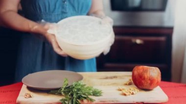 Pkhali geleneksel Gürcü yemekleri. Mor renk için pancar kullanılır. Ceviz süsleme için kullanılır..