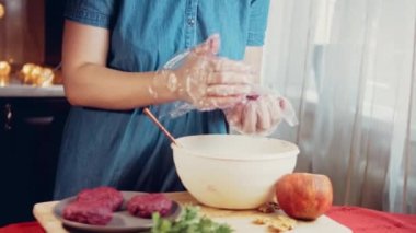 Pkhali geleneksel Gürcü yemekleri. Mor renk için pancar kullanılır. Ceviz süsleme için kullanılır..