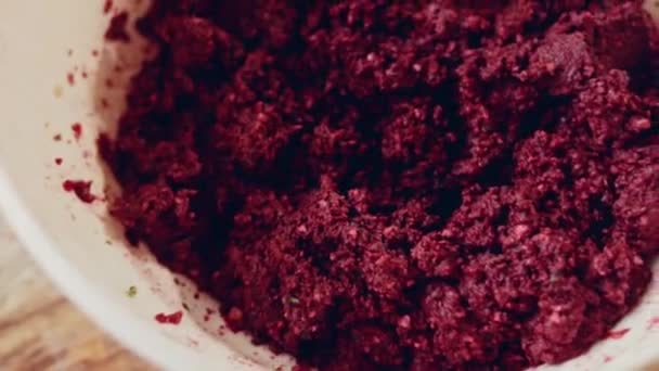 Pkhali Comida Tradicional Georgiana Remolacha Utiliza Para Color Púrpura Nuez — Vídeo de stock