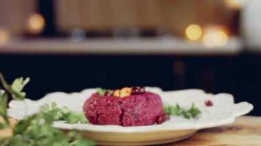 Pkhali geleneksel Gürcü yemekleri. Mor renk için pancar kullanılır. Ceviz süsleme için kullanılır..