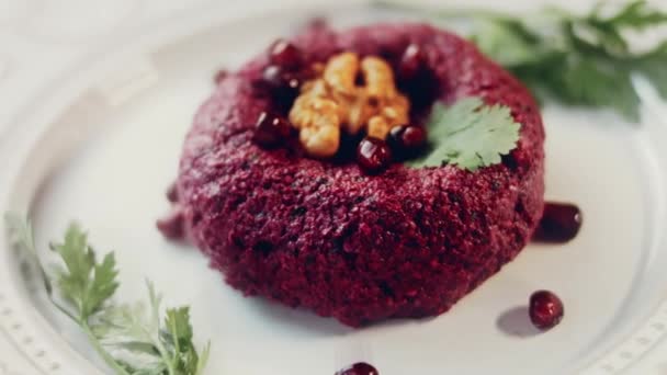 Pkhali格鲁吉亚传统食品 甜菜是用来做紫色的 胡桃是用来装饰的 — 图库视频影像
