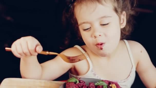 这个女孩尝起来像Pkhali Pkhali格鲁吉亚传统食品 甜菜是用来做紫色的 胡桃是用来装饰的 — 图库视频影像