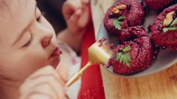 Дівчина Смакує Пхалі Пхалі Традиційна Грузинська Їжа Жук Використовується Пурпурового — стокове відео