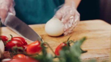 Aşçı soğanın nasıl küp kesileceğini gösteriyor..