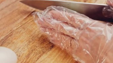 Aşçı soğanın nasıl küp kesileceğini gösteriyor..