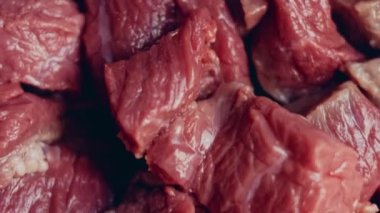 Biftek kare şeklinde kesilmiş. Kaydırıcıdan ateş ediyorum, makro.