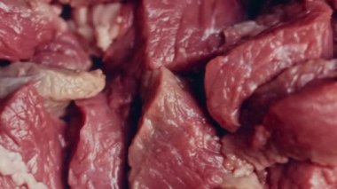 Biftek kare şeklinde kesilmiş. Kaydırıcıdan ateş ediyorum, makro.