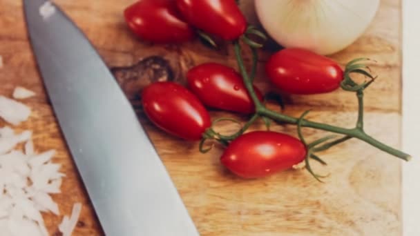 Aşçı Soğanın Nasıl Küp Kesileceğini Gösteriyor — Stok video