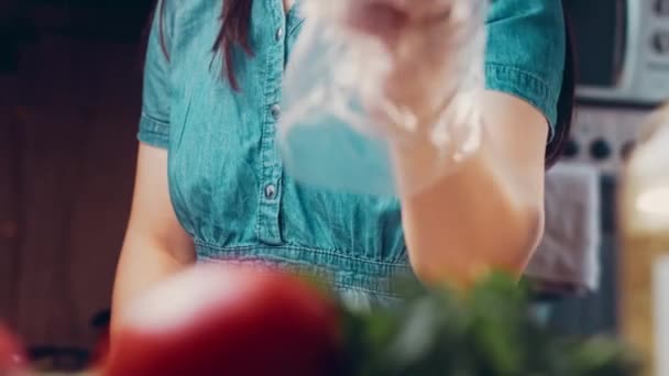 Kokken Viser Hvordan Man Skærer Løg Terninger – Stock-video