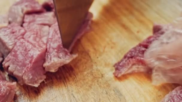 Carnicero Corta Pedazo Grande Carne Seleccionada Una Mesa Acero — Vídeos de Stock