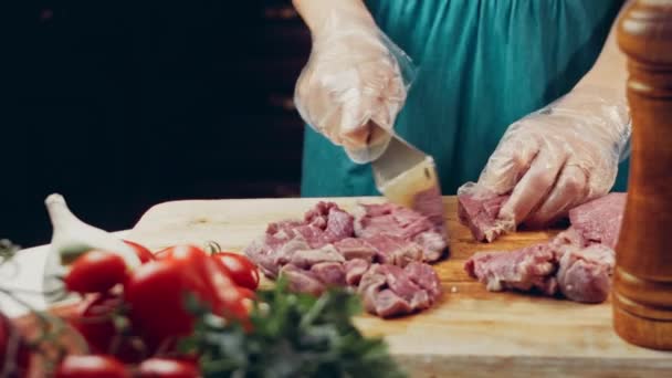 Metzger Schneidet Ein Großes Stück Ausgewähltes Fleisch Auf Einem Stahltisch — Stockvideo