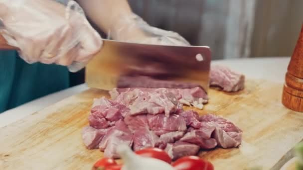 Hentes Feldarabol Egy Nagy Darab Válogatott Húst Egy Acélasztalon — Stock videók
