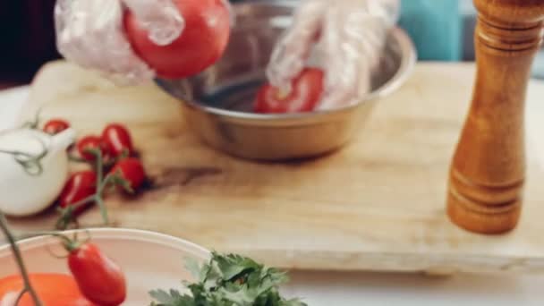 Vierte Agua Caliente Sobre Los Tomates Proceso Pelado Tomates — Vídeo de stock