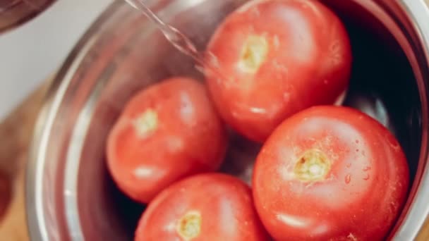 Häll Varmt Vatten Över Tomaterna Processen För Att Skala Tomater — Stockvideo
