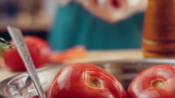 Gros Plan Sur Pelage Des Tomates Peau Avec Couteau Sur — Video