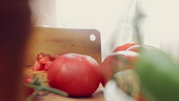 Kırmızı Önlüklü Şef Tencerede Domates Kesiyor Yanındaki Masada Taze Sebzelerden — Stok video
