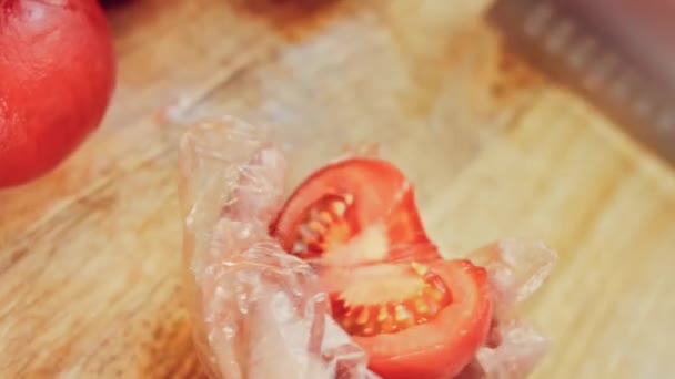 Chef Avental Vermelho Está Cortando Tomate Uma Panela Está Mesa — Vídeo de Stock