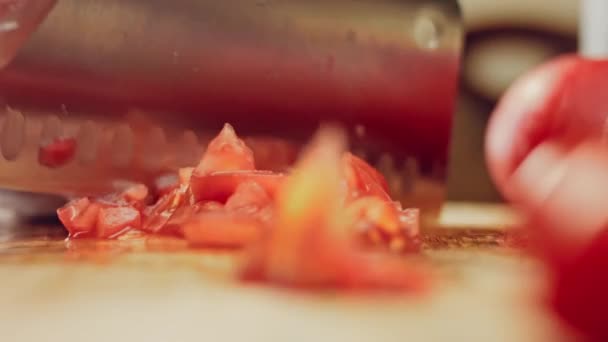 Chef Con Grembiule Rosso Sta Tagliando Pomodoro Una Pentola Sul — Video Stock