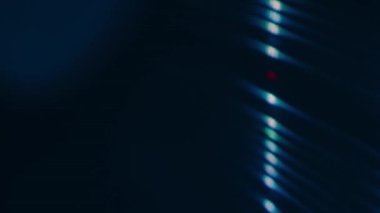 Vinil diskin makrosu. Vynil diskte alevler renk değiştiriyor. Bulanık görüntü. Bokeh.