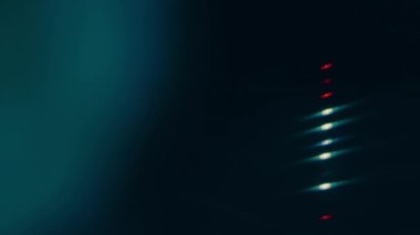 Vinil diskin makrosu. Vynil diskte alevler renk değiştiriyor. Bulanık görüntü. Bokeh.