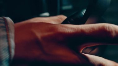 Profesyonel mikrofonlu yakışıklı rap şarkıcısının portresi modern stüdyoda şarkı söylüyor. Müzik prodüksiyonu. Zayıf ışık.