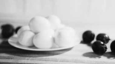 Geleneksel Rus salatası Olivier için sebze ve et. Kış salatası. Üst görünüm.