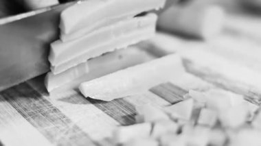 Geleneksel Rus salatası Olivier için sebze ve et. Kış salatası. Üst görünüm.