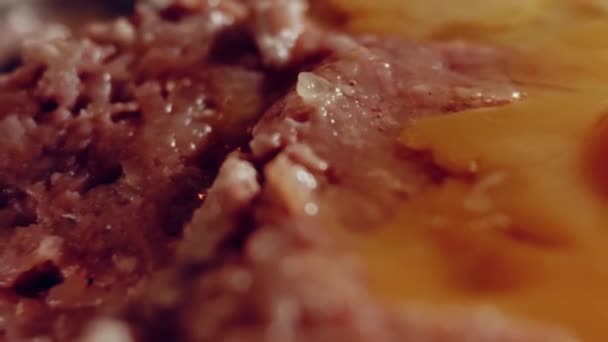 Zbliżenie Przyprawy Solą Czarnym Pieprzem Nadziewane Mięso Metalowej Misce Proces — Wideo stockowe