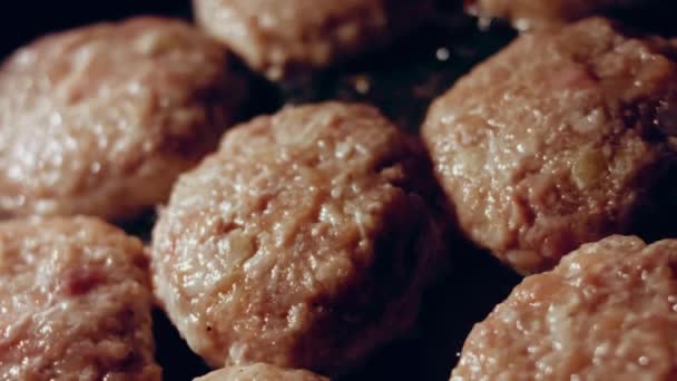 Juicy Deliciosas Chuletas Carne Fríen Aceite Sartén Negra Cocina Casera — Vídeos de Stock