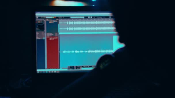 録音スタジオ サウンドの録音と編集のプロセス エンジニアのコンピュータ画面 現代の技術 音と声の補正 チャートのボリュームレベル 光が弱い — ストック動画