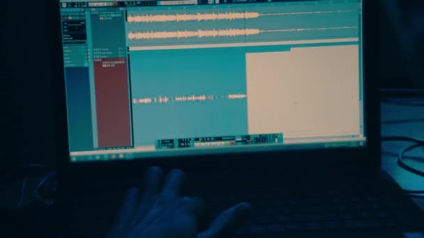 Inspelningsstudio Process För Inspelning Och Redigering Ljud Ingenjörs Datorskärm Modern — Stockvideo