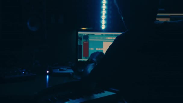 録音スタジオ サウンドエンジニアは コンピュータのモニター編集サウンドで動作します 録音のプロセス 現代の技術 音と声の補正 チャートのボリュームレベル スタジオでの悪い光 — ストック動画