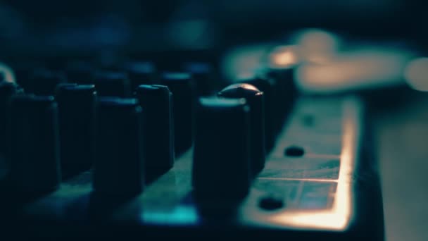 Ujjak Közelsége Hangkeverő Konzol Beállításához Keverőkonzol Hanggyártáshoz Stúdióban Rossz Fény — Stock videók