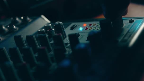 Gros Plan Des Doigts Ajustant Console Mixage Sonore Console Mixage — Video