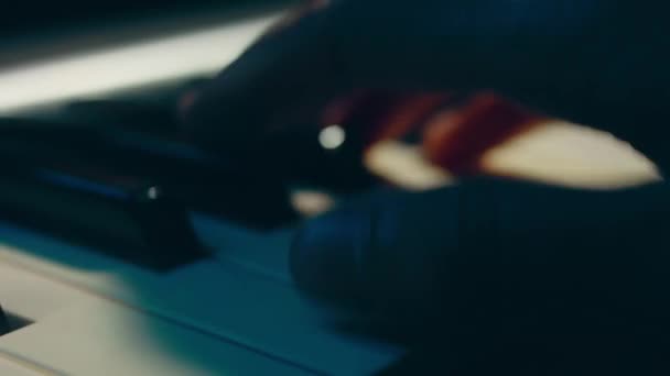 Mâinile Jucând Pian Tastatură Electronică Conceptul Studioului Înregistrări Muzician Care — Videoclip de stoc
