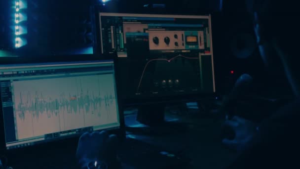 Studio Rekaman Teknisi Suara Yang Bekerja Monitor Komputer Menyunting Suara — Stok Video